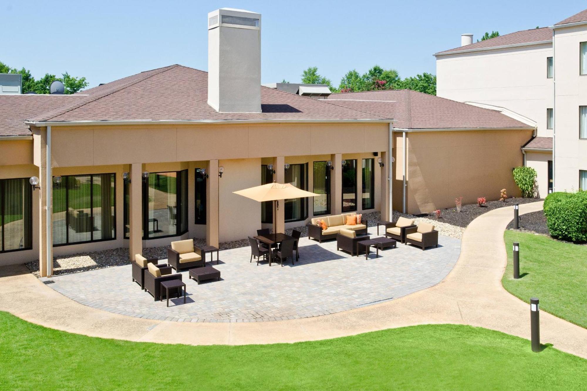 Courtyard By Marriott Huntsville University Drive Eksteriør billede